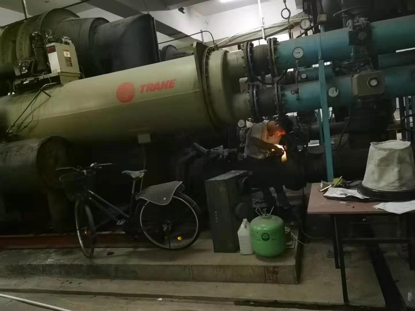 東莞東城900噸特靈中央空調（離心機）維?，F場